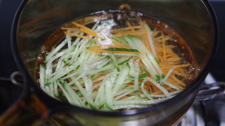麻酱凉面,取一个小锅，烧滚水后放入黄瓜和胡萝卜丝