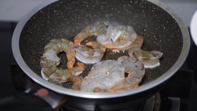 荷兰豆炒虾仁,锅里倒入少许油，烧热后放入虾仁煎炒