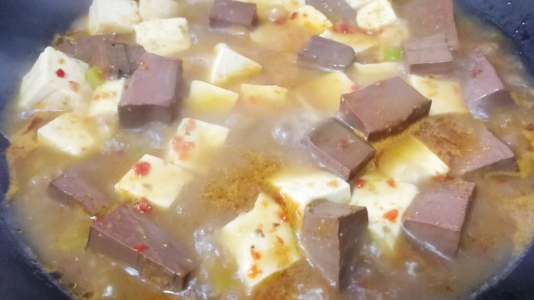 鸭血豆腐,文火炖5分钟入味。
