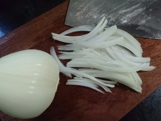 蒜蓉粉丝蒸金针菇,白洋葱延边缘剥下切丝