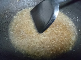 蒜蓉粉丝蒸金针菇,入水适量煮沸后盛出待用