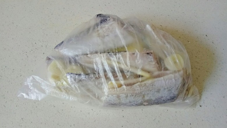 椒盐带鱼,放入保鲜袋中，放入冰箱腌制3小时入味