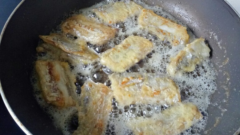 椒盐带鱼,小火慢慢煎至两面金黄