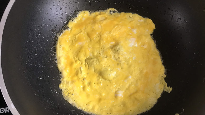 三鲜小馄饨,起锅热油，两个鸡蛋打散煎成鸡蛋饼