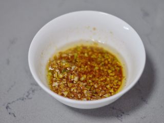 蒜蓉粉丝蒸金针菇,拌匀，蒜蓉汁就做好了，也可以作为蘸料直接吃，非常香