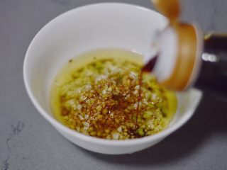 蒜蓉粉丝蒸金针菇,加入酱油和蚝油