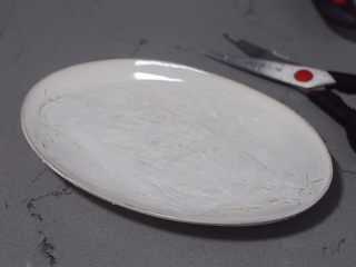 蒜蓉粉丝蒸金针菇,用剪刀剪成小段，均匀的铺在盘里