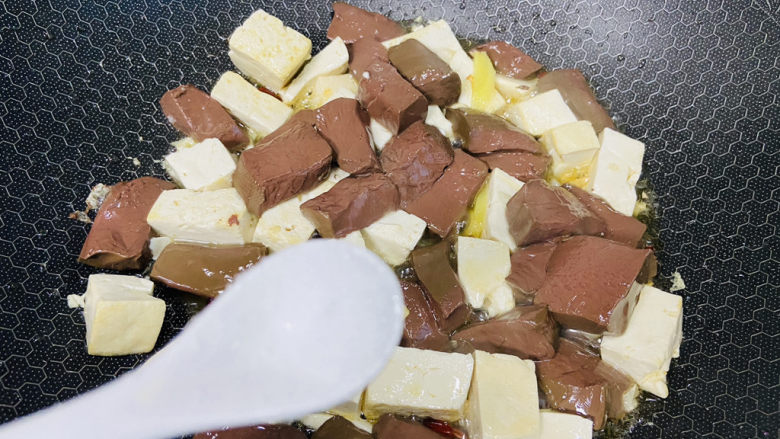 鸭血豆腐,根据个人口味加入适量盐