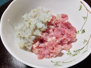 三鲜小馄饨,剁好的虾肉放入猪肉馅中。