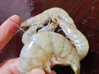 三鲜小馄饨,用一根牙签从虾的第三个关节插入（从虾头开始数起）轻轻挑出虾线，然后剥掉虾壳，冲洗干净。