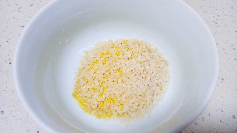 山药枸杞粥,大米，小米，糙米倒入碗中