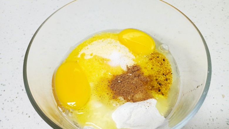 香椿玉米面鸡蛋饼,放入盐和13香