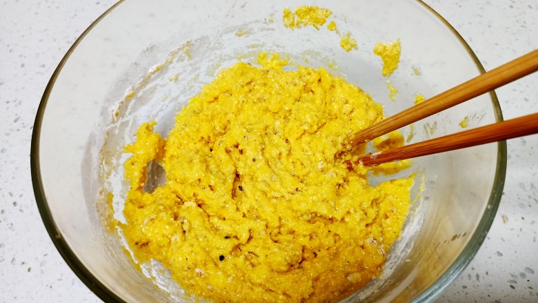 香椿玉米面鸡蛋饼,搅拌均匀