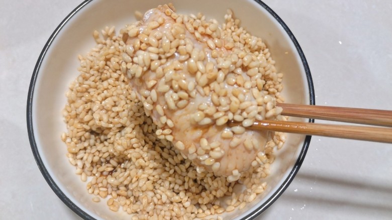 糯米蒸鸡翅,将腌制好的鸡翅中放入糯米中，两面沾满糯米