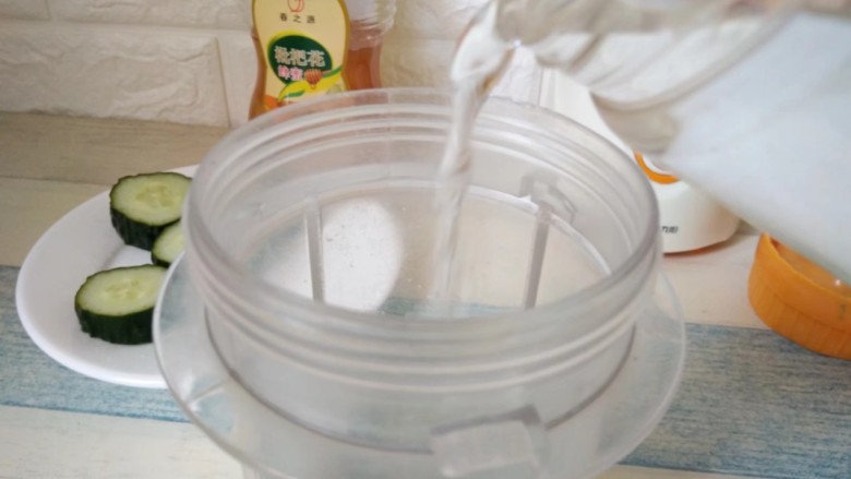 青瓜蜂蜜水,加入适量的凉开水