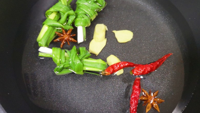 花生猪骨汤,微压锅里面放入小葱结、生姜片、干红辣椒和八角，加入纯净水。