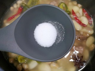 花生猪骨汤,一个小时以后打开锅盖，放盐调味。