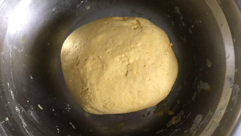 双色豆沙包,用手揉成光滑的面团放一旁发酵至两倍大小
