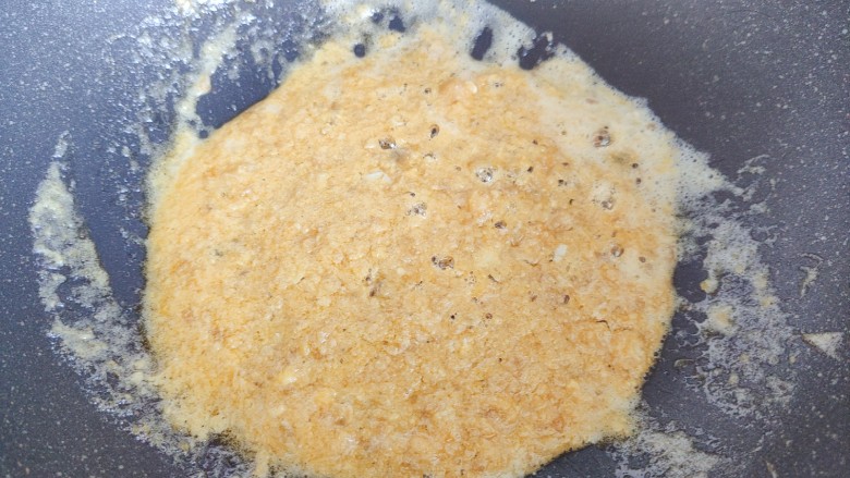 蛋黄焗苦瓜,炒至起沙，冒泡就差不多了