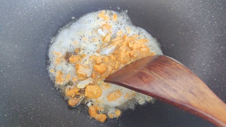 蛋黄焗苦瓜,小火慢慢煸炒，用锅铲尽量压碎蛋黄