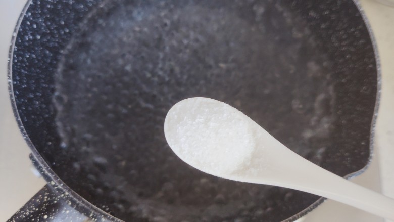 蛋黄焗苦瓜,锅内煮适量清水，水开后放一小勺细盐