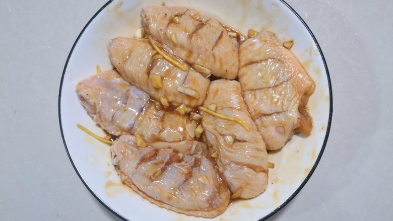 糯米蒸鸡翅,把鸡翅按摩几分钟，腌制30分钟