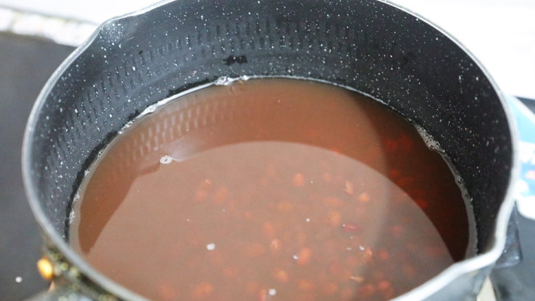 桂花红豆芋头甜汤,再将煮熟的红豆倒入奶锅中