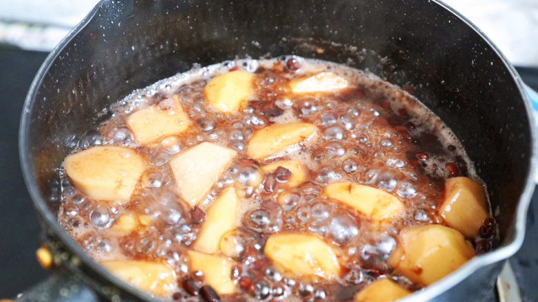 桂花红豆芋头甜汤,放入炉上继续煮至芋头软烂