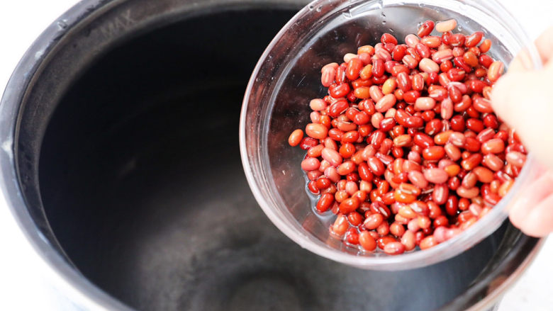 桂花红豆芋头甜汤,将泡好的红豆控干水分放入高压锅中