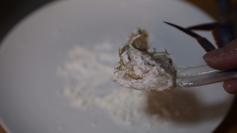 红烧梭子蟹,将斩好的蟹肉沾上一层薄淀粉