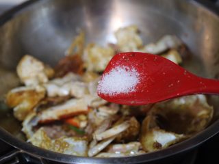 红烧梭子蟹,调入少许白糖，并倒入一点水，闷约5分钟