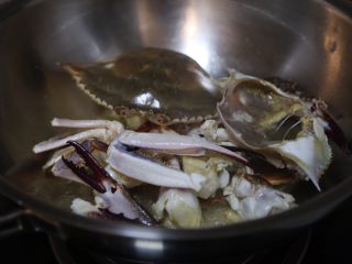 红烧梭子蟹,煎至变色再放入蟹脚和蟹壳