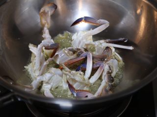 红烧梭子蟹,锅里倒入多一点油，将蟹肉先放入半煎炸