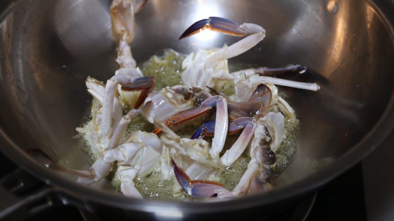 红烧梭子蟹,锅里倒入多一点油，将蟹肉先放入半煎炸