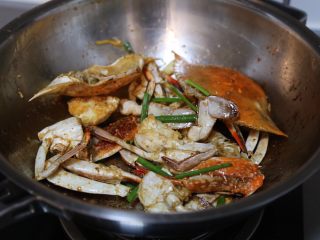 红烧梭子蟹,最后放入葱绿断，翻炒一下即可关火出锅
