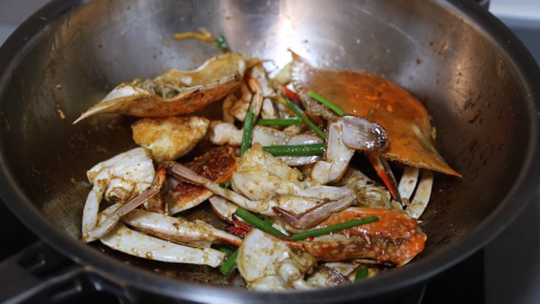 红烧梭子蟹,最后放入葱绿断，翻炒一下即可关火出锅