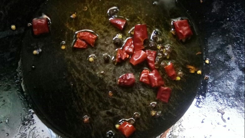苦瓜炒腊肉,炒锅倒油，放花椒、干辣椒小火炒香。