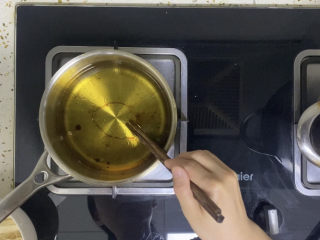 油炸金针菇,筷子伸进去周围有气泡时油温即可