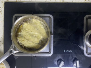 油炸金针菇,放入锅中开始油炸