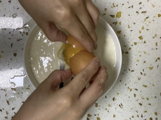 油炸金针菇,打入1颗鸡蛋
