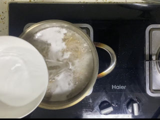 麻酱凉面,煮面条中开一次锅加一次凉水，可以防止逾锅