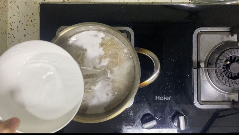 麻酱凉面,煮面条中开一次锅加一次凉水，可以防止逾锅