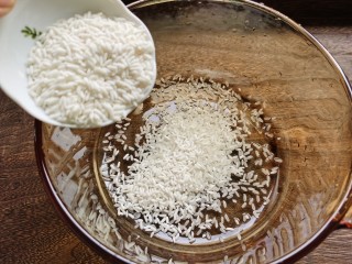 山药枸杞粥,锅里加入大米和糯米，大米和糯米米的比例为1：1。