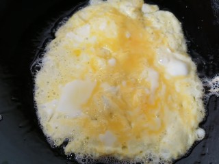 三鲜小馄饨,锅内放少许油开始煎蛋皮