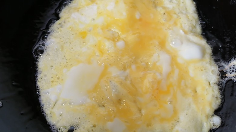 三鲜小馄饨,锅内放少许油开始煎蛋皮