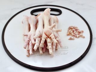 潮汕卤水拼盘,把鸡爪用厨房剪刀剪去指甲后洗净。