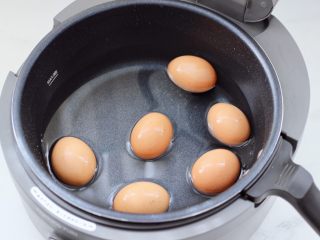潮汕卤水拼盘,锅中倒入适量的清水，把洗净的鸡蛋放入锅中煮熟。