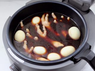 潮汕卤水拼盘,这个时候锅中放入焯过水的鸡胗和鸡蛋。