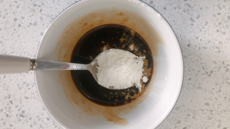 鸭血豆腐,加入适量的淀粉。