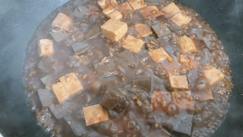 鸭血豆腐,等到水变少的时候，倒入水淀粉收汁。